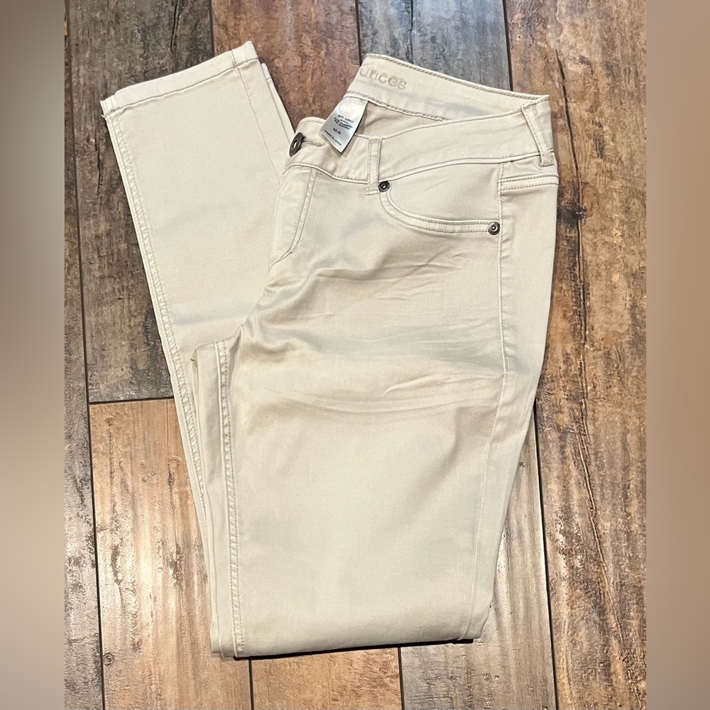 NWOT! Maurices Jeggings in Khaki. Super soft cotton blend!  Size Medium. CUTE!